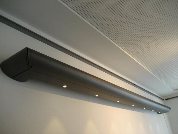 Moderne LED-Deckenleuchte in schlichtem Design für energiesparende Raumbeleuchtung.